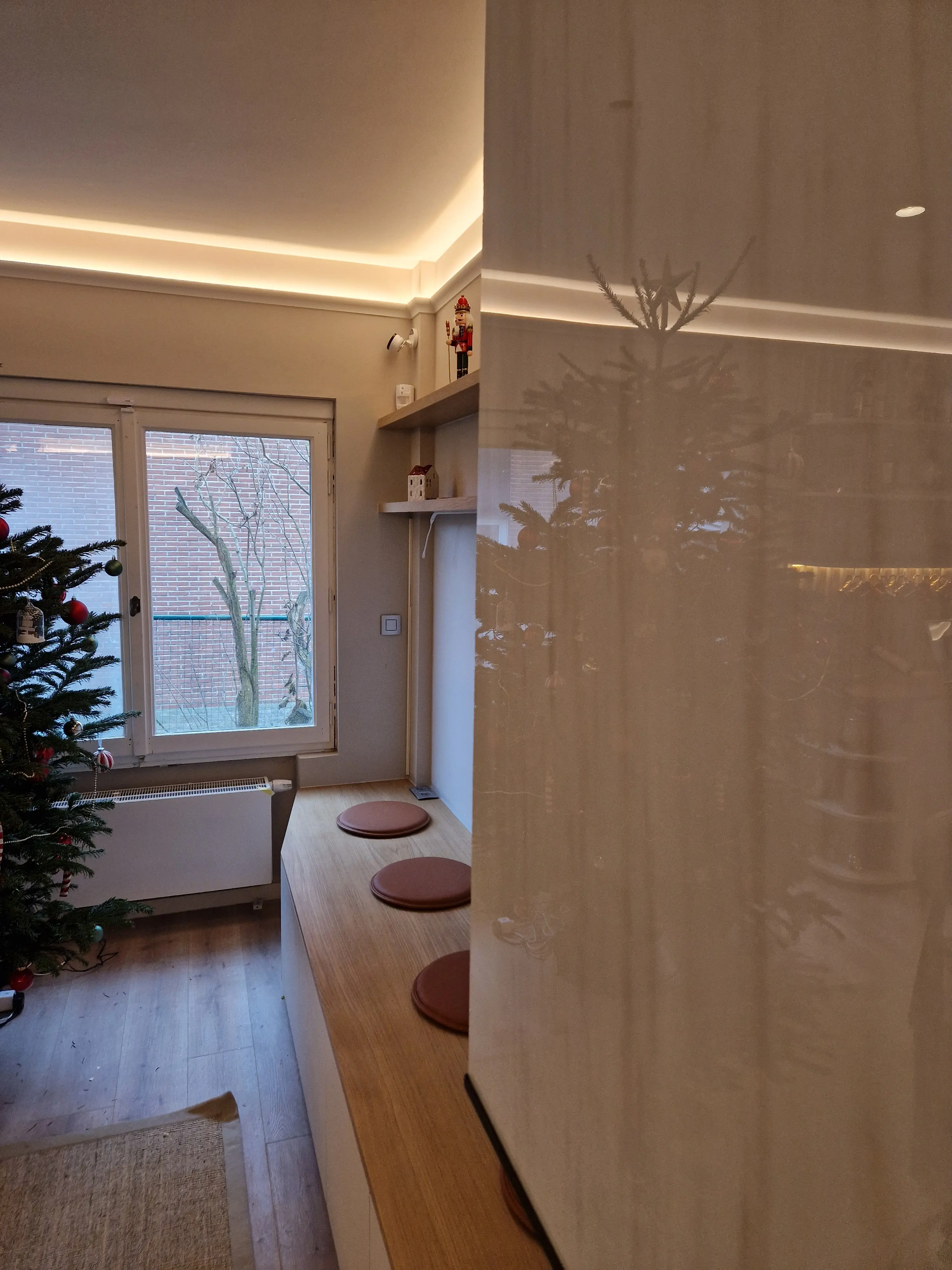 Meuble banquette à angle avec rangement intégré et étagères flottantes